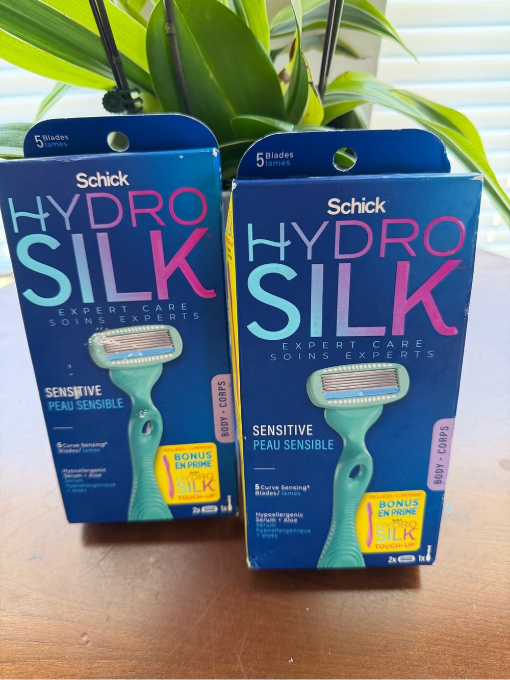 Schick Hydro Silk Sensitive Razor Pack - Teal Handle with Blue Box
